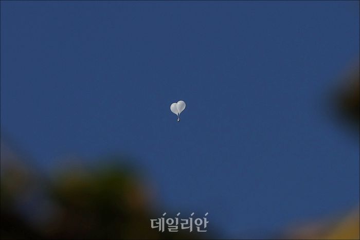 서울 여의도 국회의사당 인근 상공에서 북한에서 보낸 것으로 추정되는 쓰레기 풍선이 관측되고 있다. ⓒ데일리안 홍금표 기자