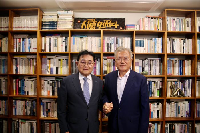 전병헌 새미래민주당 대표가 지난 8월 29일 경남 양산 평산마을 문재인 전 대통령 사저를 찾아 문 전 대통령과 기념촬영하고 있다. ⓒ새미래민주당 제공