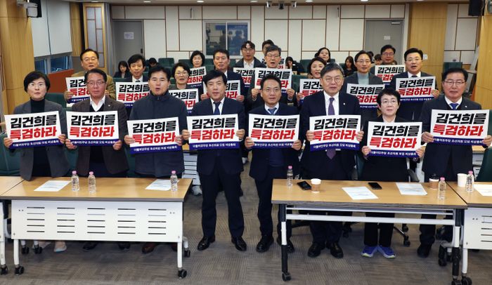 이성윤 더불어민주당 의원 등 초선 의원들이 26일 서울 여의도 국회 의원회관에서 열린 더불어민주당 초선의원 모임 