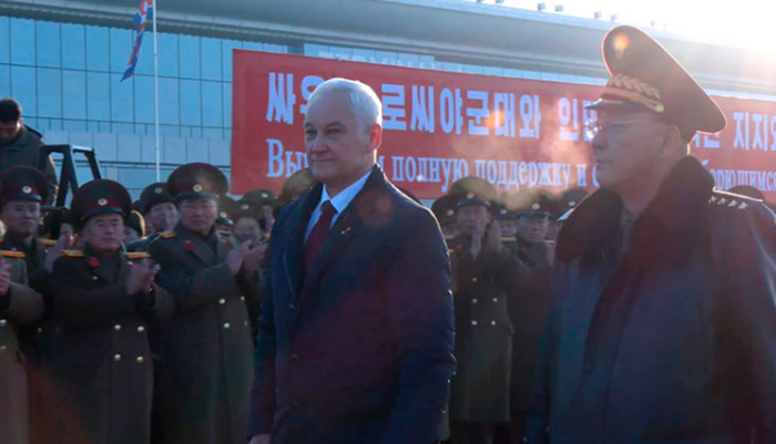 안드레이 벨로우소프(왼쪽) 국방장관이 29일 북한 평양 순안국제공항에 도착해 노광철 국방상의 영접을 받고 있다. ⓒAP/뉴시스