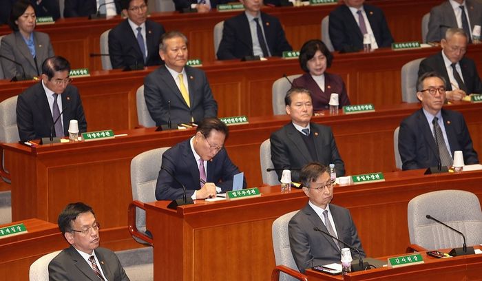 29일 국회에서 열린 예산결산특별위원회 전체회의에서 최상목 부총리 겸 기획재정부 장관 등이 굳은 표정을 짓고 있다.ⓒ연합뉴스