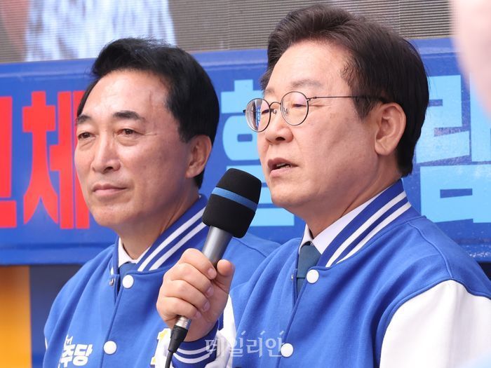 이재명 더불어민주당 대표(사진 오른쪽)가 지난 4월 5일 오후 충청남도 공주대학교 후문에서 박수현 민주당 충남 공주부여청양 후보에 대한 지지를 호소하고 있다. ⓒ데일리안 방규현 기자