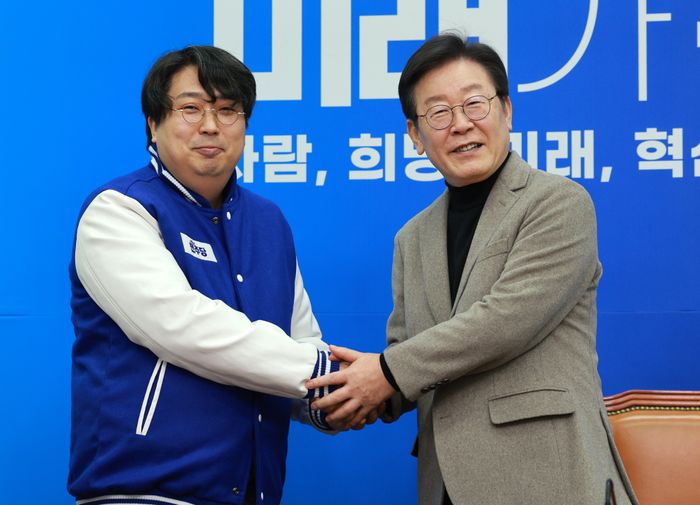 이재명 더불어민주당 대표가 2월 19일 오전 서울 여의도 국회에서 열린 23·24·25차 인재영입식에서 차지호 교수에게 당 점퍼를 선물하고 기념촬영을 하고 있다. ⓒ뉴시스