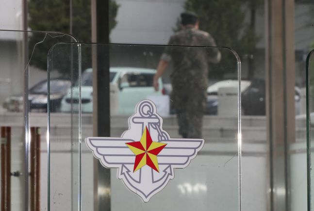 서울 국방부 로고가 새겨진 출입 게이트 너머로 군인들이 지나고 있고 있는 모습(자료사진). ⓒ뉴시스