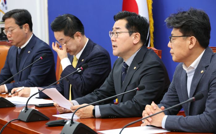 박찬대 더불어민주당 원내대표(왼쪽 세 번째)가 28일 오전 국회에서 열린 정책조정회의에서 발언하고 있다. ⓒ뉴시스