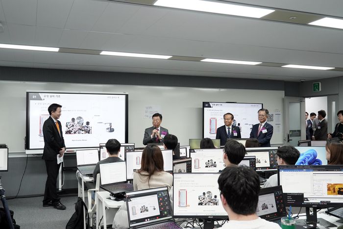 신상진 성남시장이 26일 성균관대학교 분당캠퍼스 팹리스 AI 성남연구센터에서 수업을 받는 학생들과 얘기를 나누고 있다.ⓒ성남시 제공