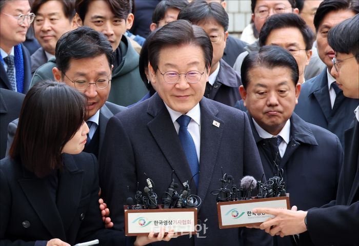 위증교사 혐의로 재판을 받는 이재명 더불어민주당 대표가 25일 서울 서초구 중앙지방법원에서 1심 선고 공판에 출석하고 있다. ⓒ사진공동취재단