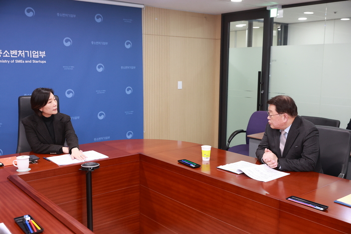 오영주 중소벤처기업부 장관(왼쪽)이 29일 서울 종로구 광화문빌딩에서 온누리상품권 개선과제 이행상황 점검 회의를 열고, 박성효 소상공인시장진흥공단 이사장과 운영 전반사항을 논의했다.(사진=중소벤처기업부)