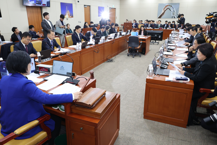 26일 오전 국회 과학기술정보방송통신위원회 전체회의에서 최민희 위원장이 인공지능(AI) 기본법 제정안을 통과시키고 있다.
