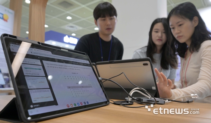 지난 9월 열린 2024 에듀테크 코리아 페어에서 관람객이 인공지능(AI) 디지털 교과서 프로토 타입을 체험하고 있다. 김민수기자 mskim@etnews.com