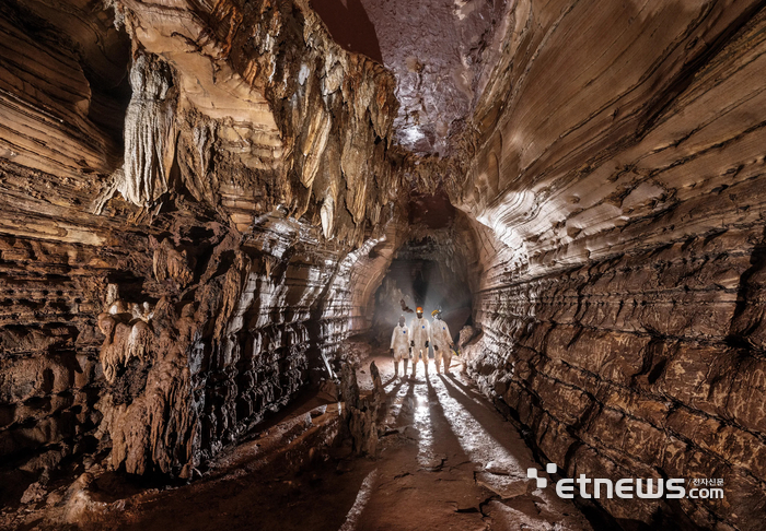 가봉 봉골로 동굴에서 연구원들이 박쥐와 함께 수천년 동안 동굴바닥에서 물이 떨어지면서 형성된 석순을 분석하며 과거 강우량에 대한 기록을 만들기 위해 노력하고 있다. 〈사진=내셔널 지오그래픽〉