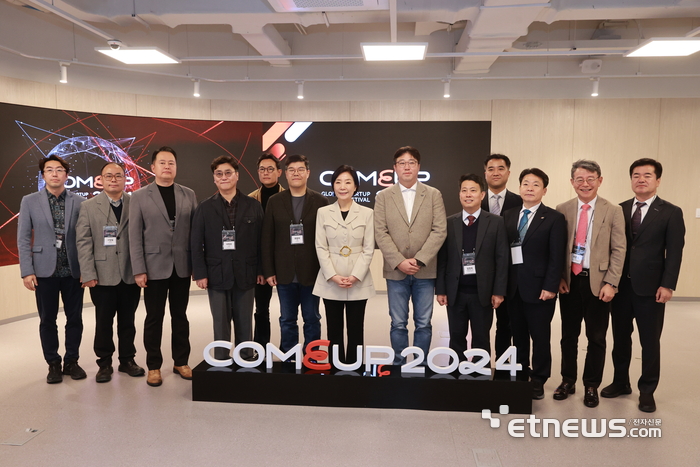 오영주 중소벤처기업부 장관(가운데)이 25일 서울 강남구 글로벌스타트업센터(GSC)에서 '컴업(COMEUP) 2024' 브리핑에 앞서 민관공동위원회 위원들과 기념 촬영했다.(사진=중소벤처기업부)
