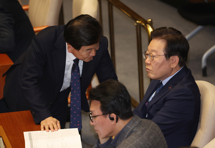 더불어민주당 이재명 대표가 14일 국회 본회의에 참석, 정동영 의원과 대화하고 있다. 내일은 이 대표의 공직선거법 사건 1심 선고가 예정되어 있다. 연합뉴스