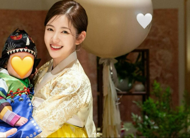 근황을 공개한 배우 나혜미, 1세대 아이돌 그룹 신화 겸 배우 에릭 부부와 이들의 아들./배우 나혜미 인스타그램