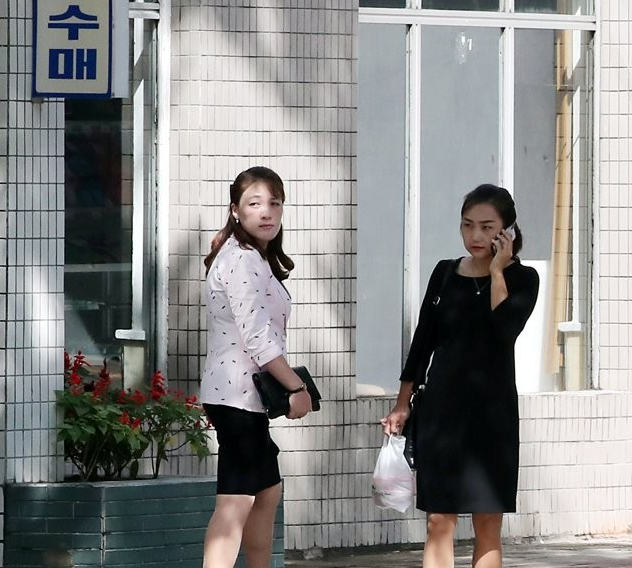 ''오빠'단어 사용했는지 경찰이 확인해'…통제에 신물 난다는 요즘 북한 젊은이들