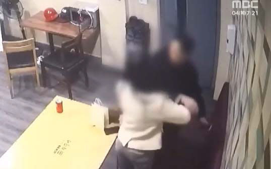 ‘스토킹’ 피해 창문에 매달리다 숨진 딸…가해자는 징역 ‘3년2개월’로 2심서 감형