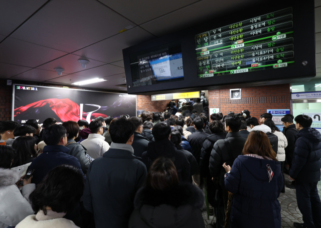 폭설로 서울 '출퇴근 대란'…지하철·버스 증회·연장
