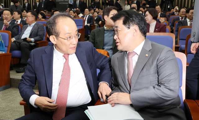 추경호 ''당게 논란' 자제하자' 당부…친한계 송석준 '당분간이라니' 반박