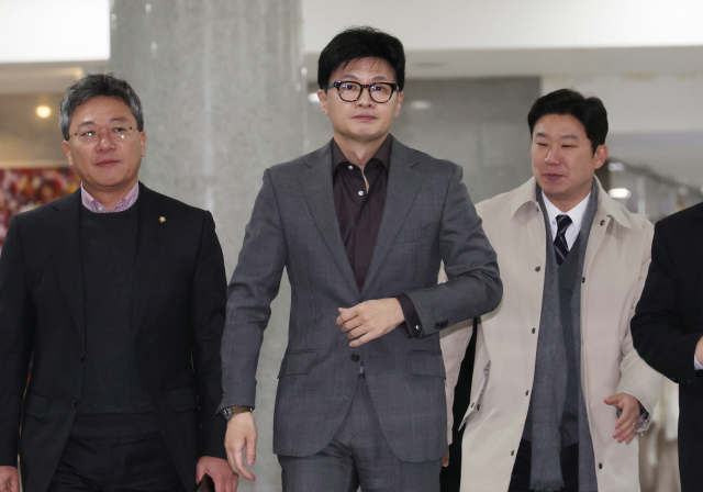 친한계 이탈표 기류에, 친윤 '여당 포기할건가'