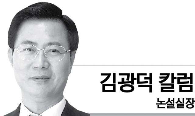 [김광덕 칼럼] 지지율 대신 성장률 1%P 끌어올리기      