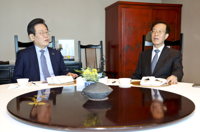 이재명, '임기 단축' 주장 이석연과 회동…'野, 지금 나서면 정쟁화'