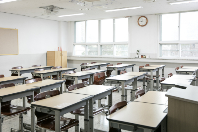 '우리 애 때린 게 너야?'…교실 쳐들어와 파스 뿌리고 난동 부린 학부모