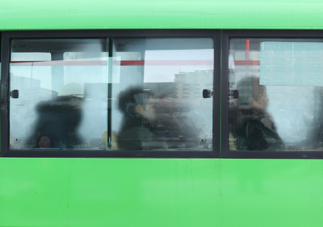 '주차 차량 틈서 나와'…자전거 타던 초등생, 마을버스에 치여 사망