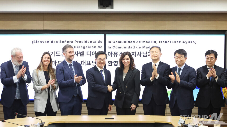 25일 오후 경기도청 서희홀에서 김동연 경기도지사가 이사벨 디아스 아유소 (Isabel Díaz Ayuso) 스페인 마드리드주 주지사와 마드리드주 대표단 등과 기념촬영을 하고 있다.