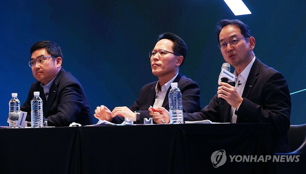 스캇 박 두산밥캣 부회장이 21일 오후 서울 중구 플라자호텔에서 열린 두산에너빌리티-두산로보틱스 분할합병 건 기자간담회에서 취재진 질문에 답하고 있다. 왼쪽부터 류정훈 두산로보틱스 대표, 박상현 두산에너빌리티 대표, 스캇 박 두산밥캣 부회장. (사진=연합뉴스) 
