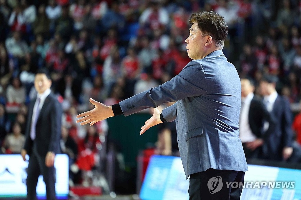 ▲ 작전 지시하는 소노 김승기 감독 (서울=연합뉴스) = 10일 오후 서울 송파구 잠실학생체육관에서 열린 2024-2025 KCC 프로농구 정규리그 서울 SK 나이츠와 고양 소노 스카이거너스의 경기.
    소노 김승기 감독이 작전을 지시하고 있다.