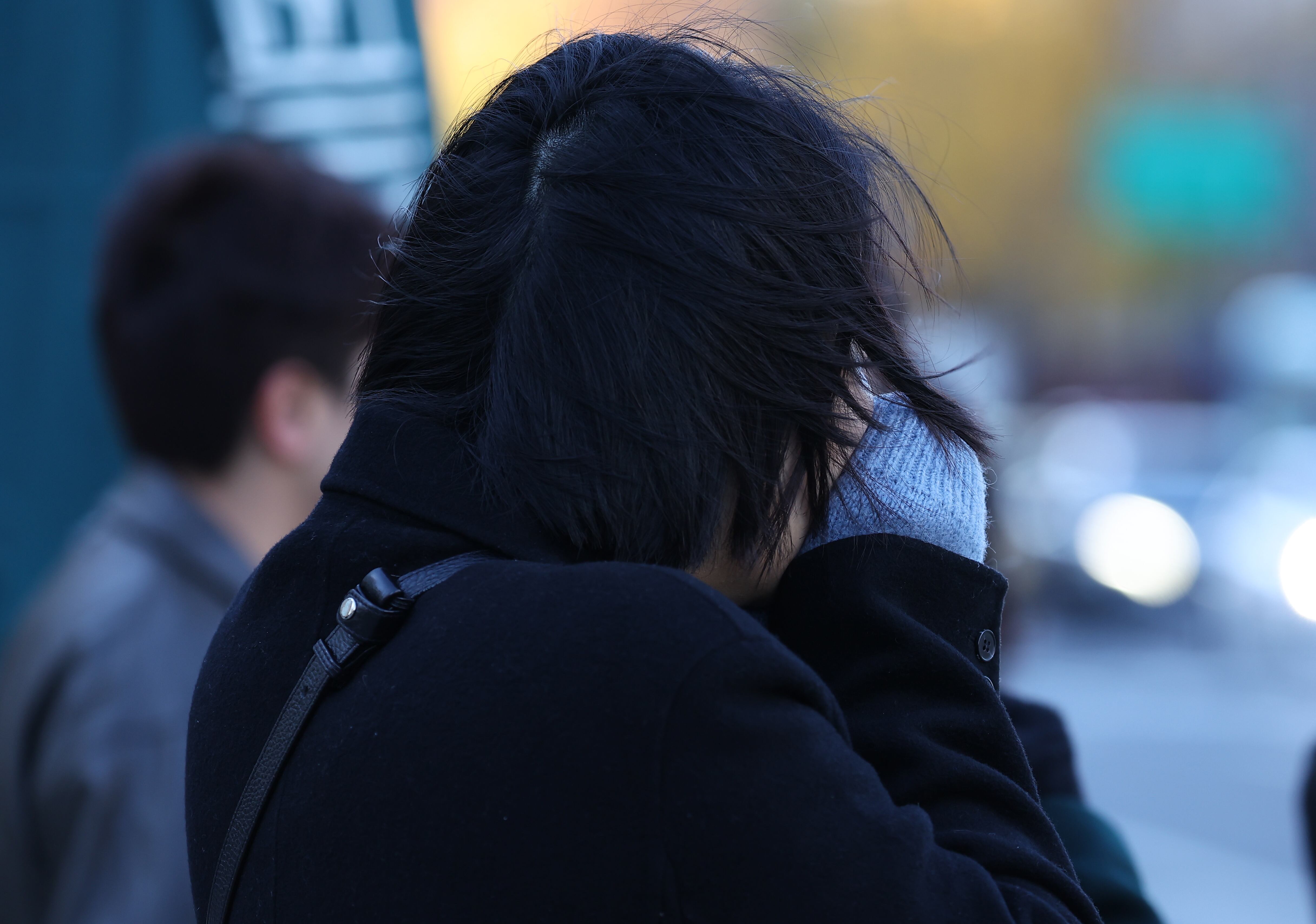 아침 최저기온이 영하권으로 내려간 지난 18일 오전 서울 종로구 광화문광장 인근에서 시민들이 이동하고 있다. /연합뉴스 
