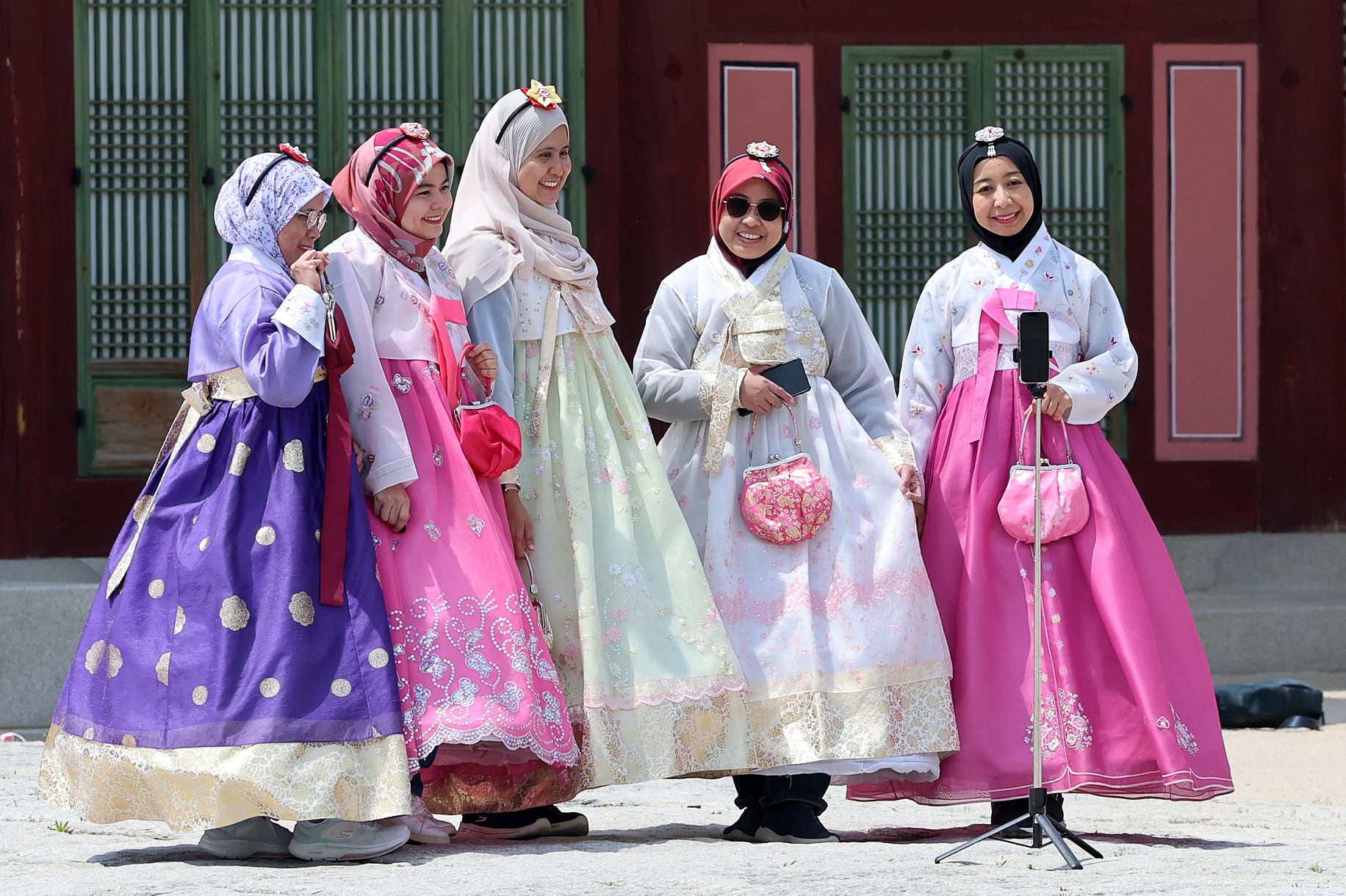 한복을 입은 외국인들이 서울 경복궁을 찾아 즐거운 시간을 보내고 있다. /뉴스1