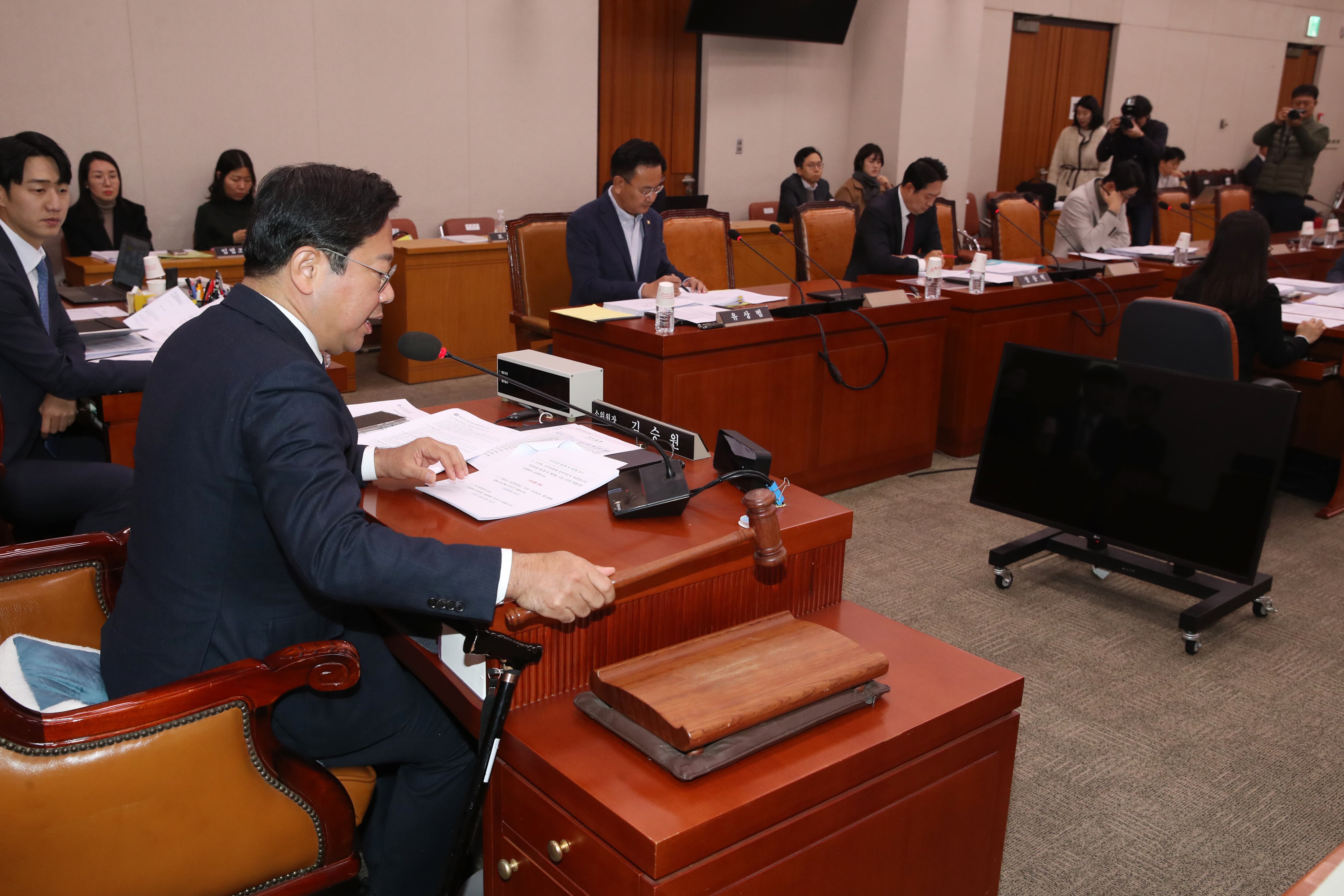 김승원 국회 법사위 밥안심사 제1소위원장이 26일 오전 서울 여의도 국회에서 열린 법제사법위원회 법안심사제1소위원회에서 안건을 상정하고 있다. /뉴스1