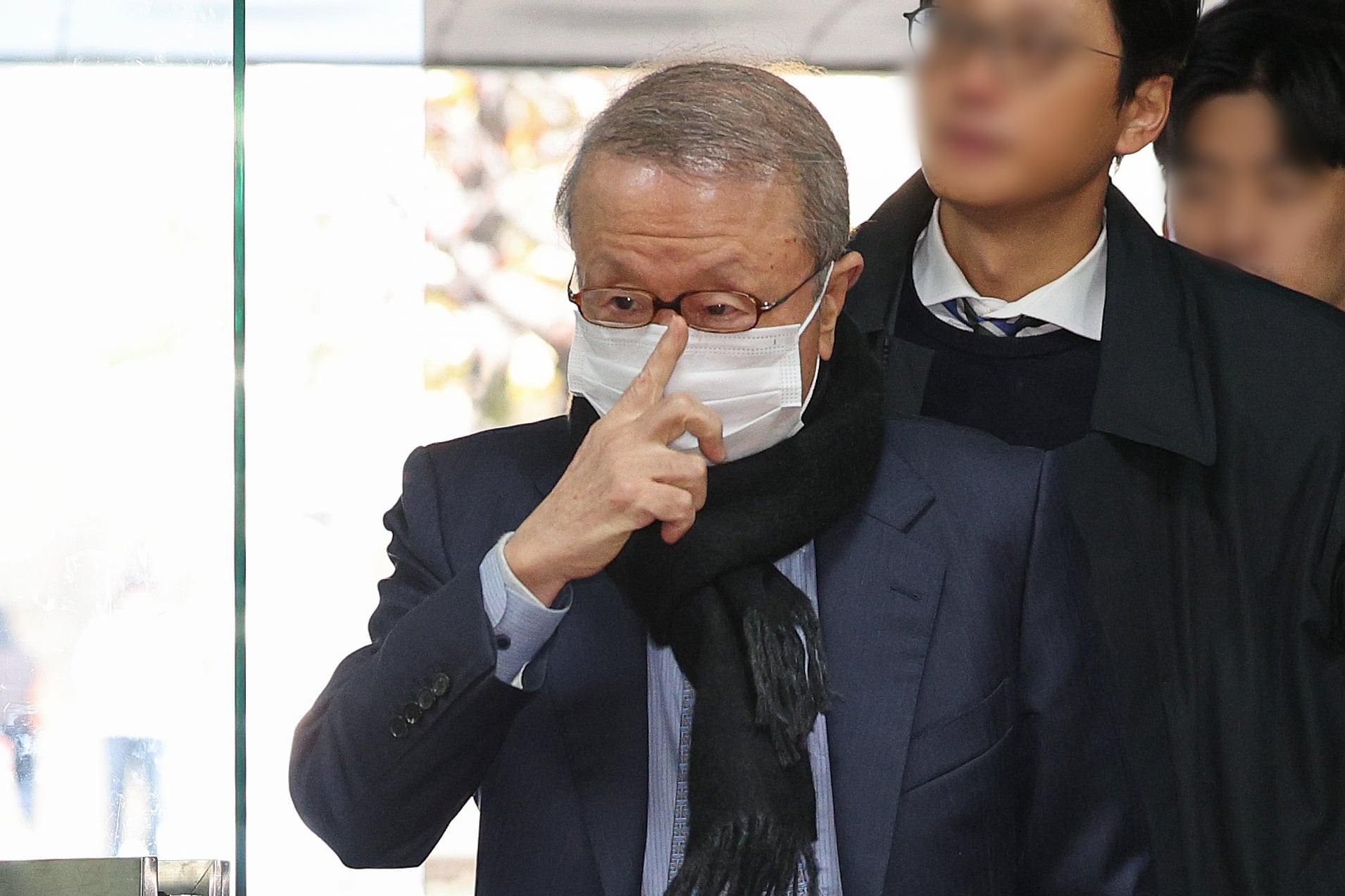 횡령·배임 혐의를 받는 홍원식 전 남양유업 회장이 28일 오전 서울 서초구 서울중앙지법에서 열린 구속 전 피의자 심문(영장실질심사)에 출석하고 있다./뉴스1