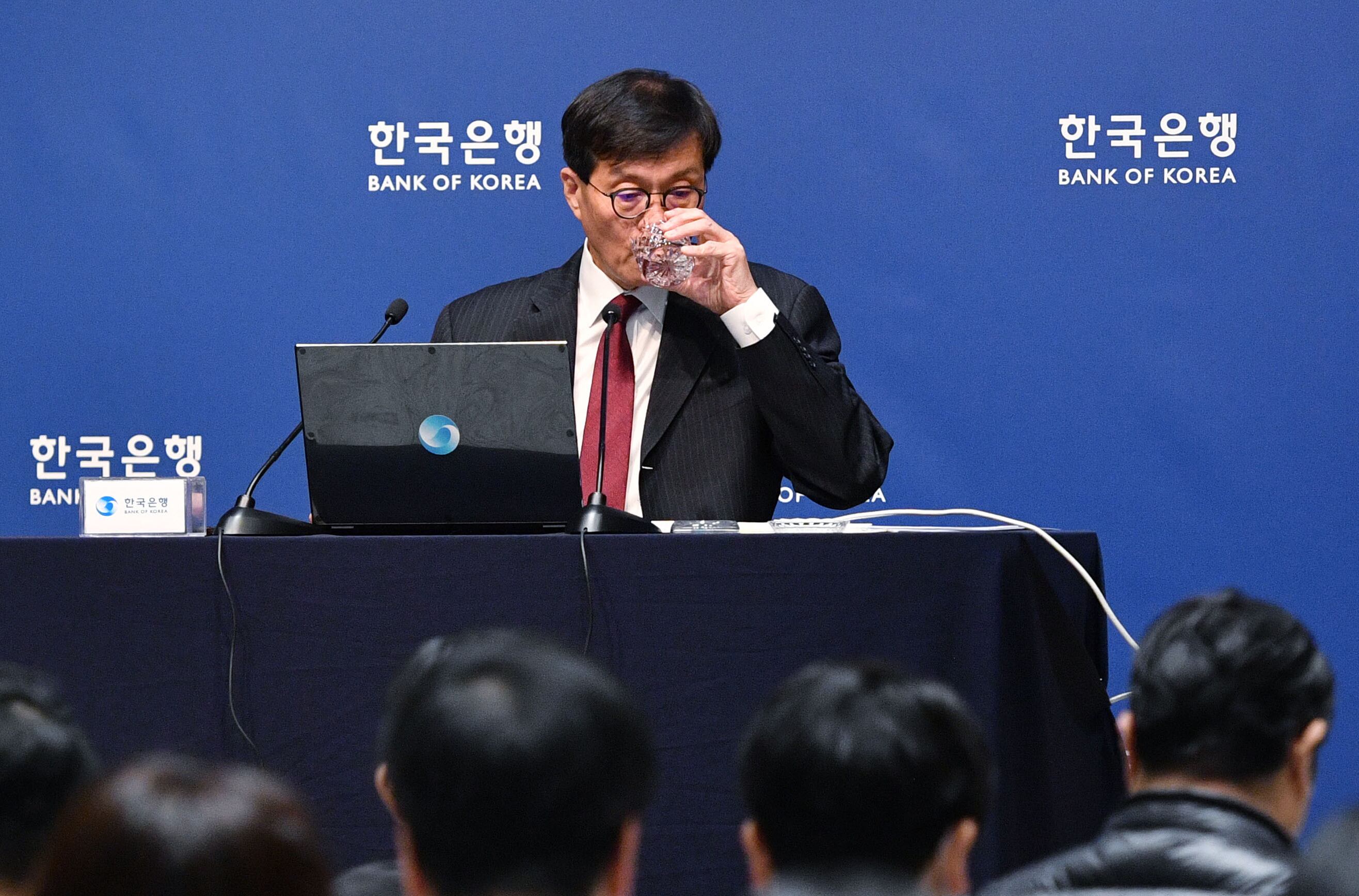 이창용 한국은행 총재가 28일 서울 중구 한국은행에서 열린 통화정책방향 기자간담회에서 잠시 목을 축이고 있다. /뉴스1