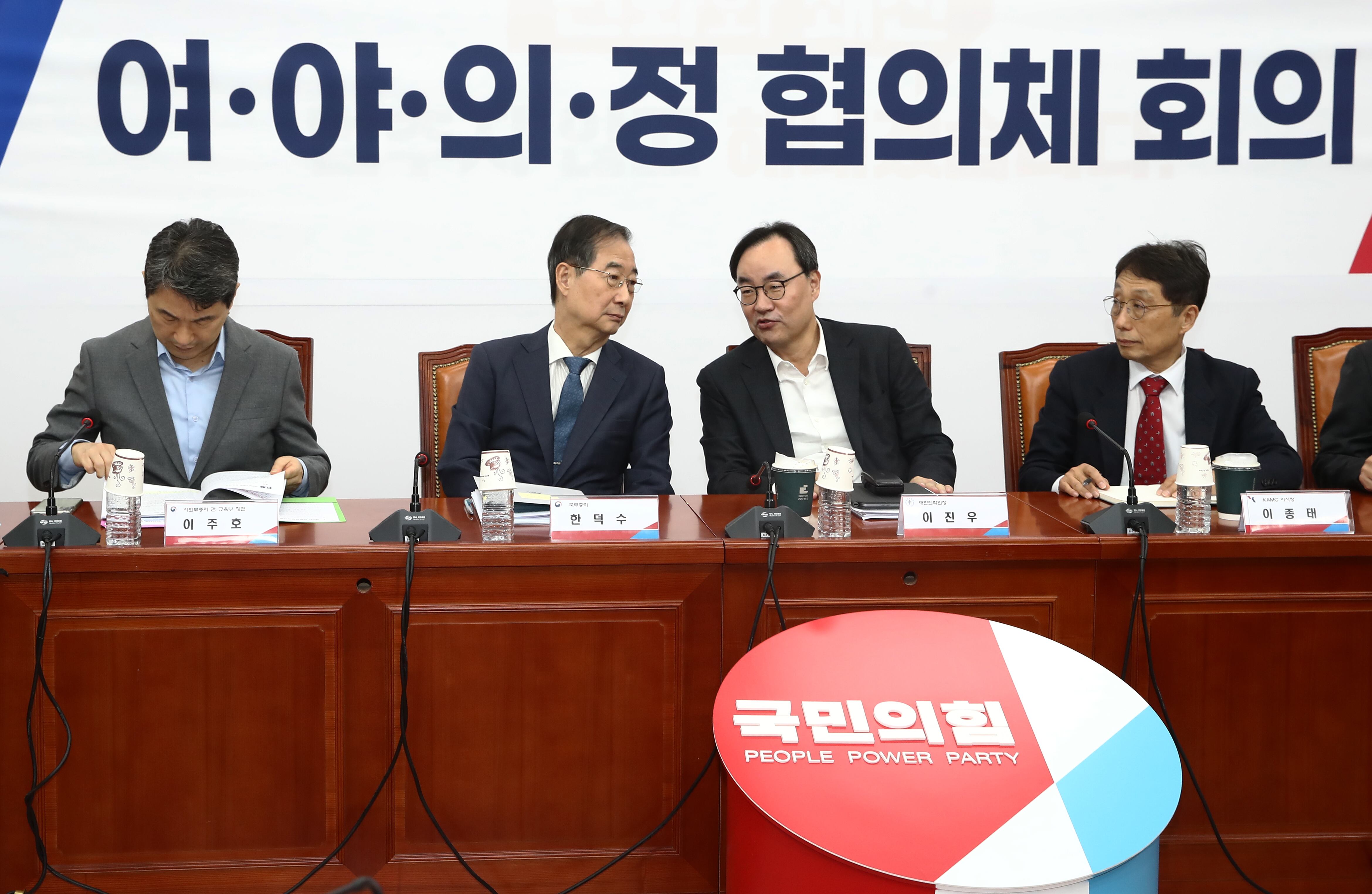 한덕수 국무총리와 이진우 대한의학회장이 17일 오후 서울 여의도 국회에서 열린 여야의정 협의체 2차회의에 참석해 대화하고 있다. /뉴스1