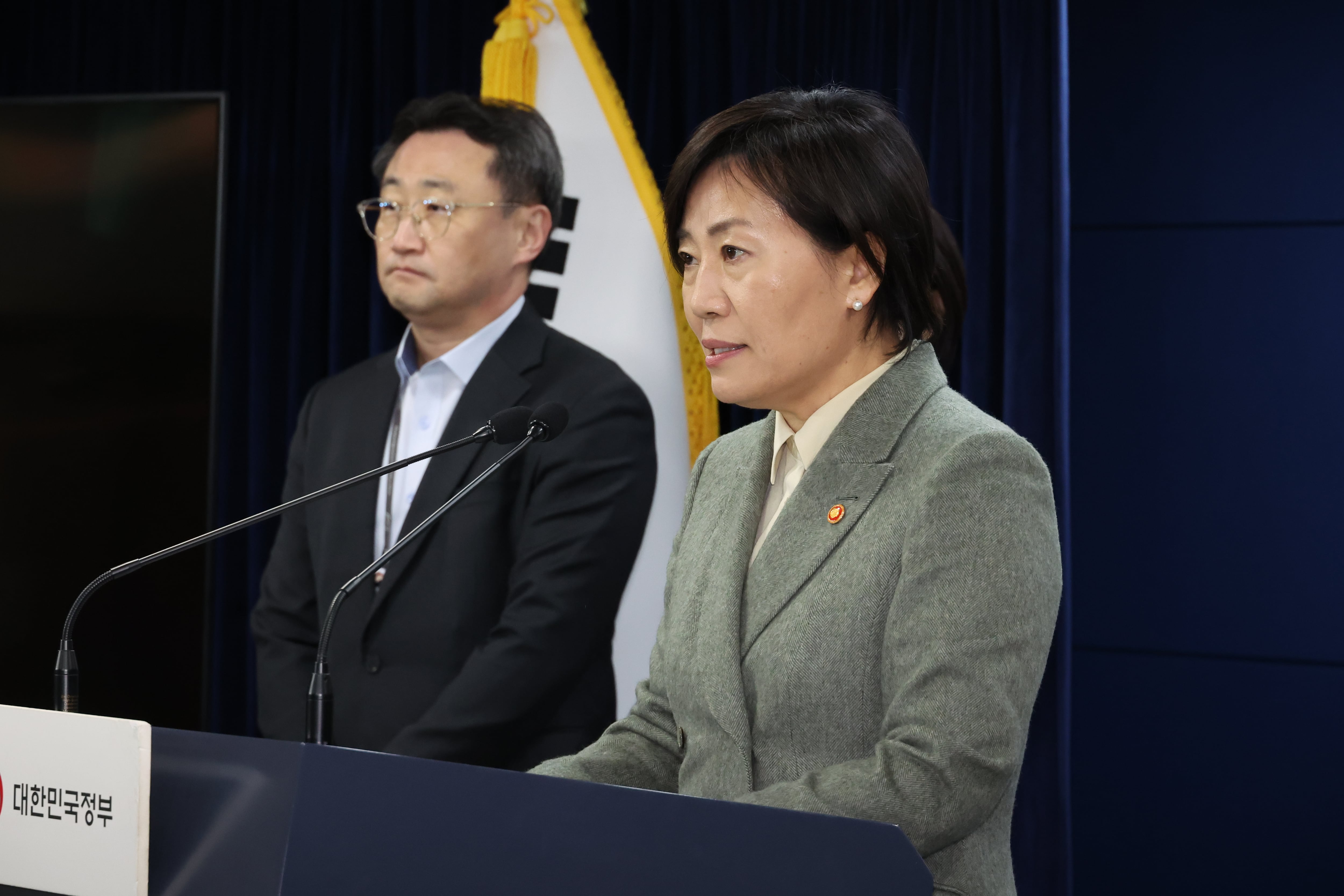 송미령 농림축산식품부 장관이 28일 서울 종로구 정부서울청사에서 농림축산식품부 소관 4개 쟁점 법률안 본회의 의결에 대한 정부 입장을 발표하고 있다. /연합뉴스