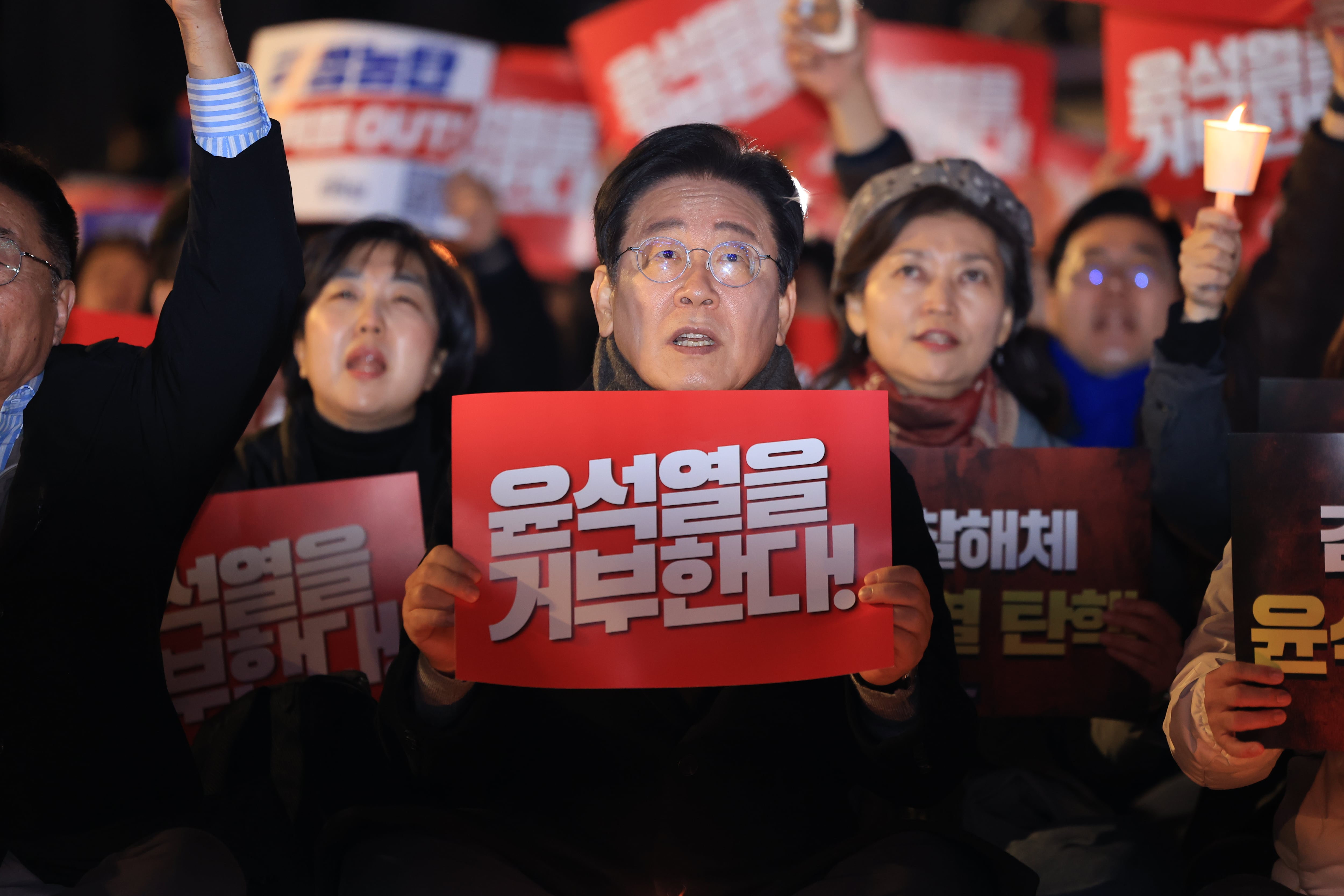 이재명 더불어민주당 대표가 23일 오후 서울 종로구 광화문 북측광장 인근에서 거부권을 거부하는 전국비상행동 주최로 열린 '김건희-채상병 특검 추진! 국정농단 규명! 윤석열을 거부한다 2차 시민행진'에 참석해 구호를 외치고 있다./연합뉴스
