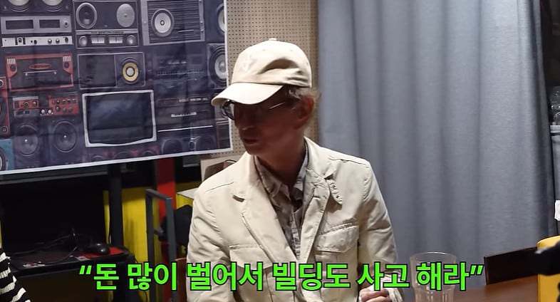 개그맨 전유성(75)이 김영철의 유튜브 채널 '오리지널'에 출연해 후배 조세호의 결혼식에 한 주례사에 대해 얘기하고 있다. /유튜브 채널 '오리지널' 화면 캡처