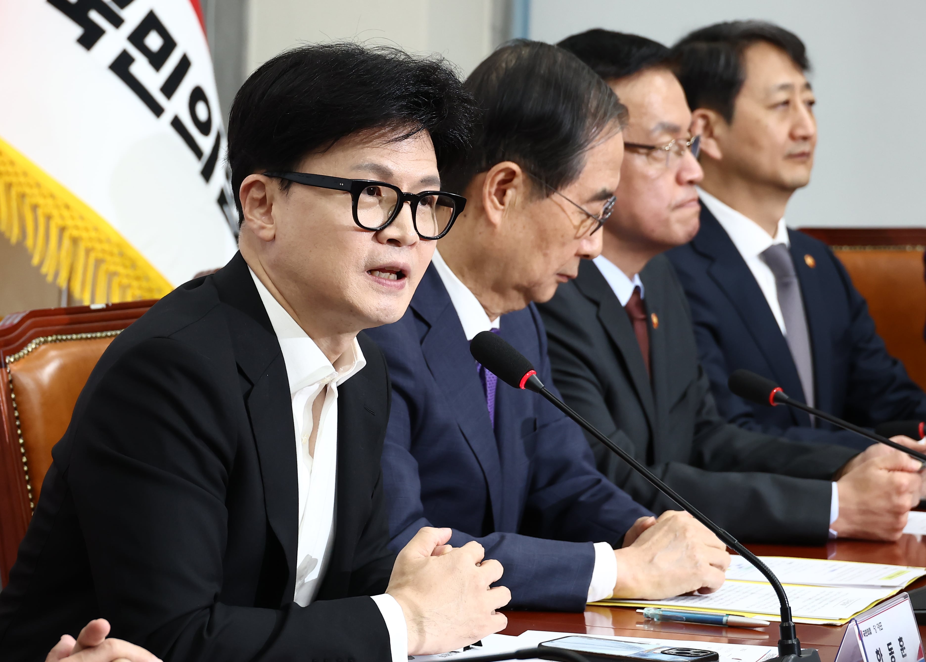 한동훈 국민의힘 대표가 지난 22일 오후 서울 여의도 국회에서 열린 민생경제점검 당정협의회에서 모두 발언을 하고 있다. 오른쪽부터 안덕근 산업통상자원부 장관, 최상목 경제부총리 겸 기획재정부 장관, 한덕수 국무총리, 한 대표./뉴스1