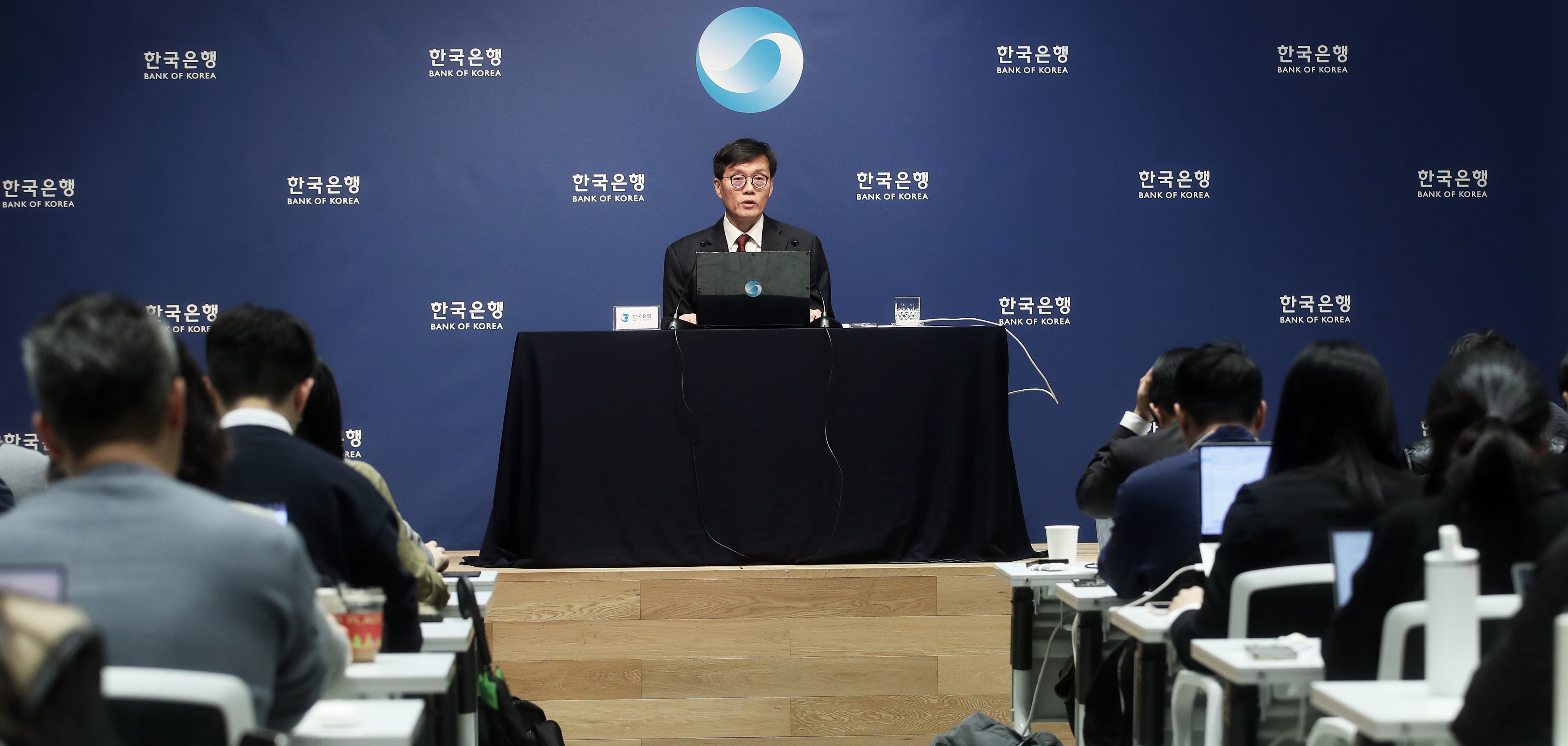 이창용 한국은행 총재가 28일 서울 중구 한국은행에서 열린 통화정책방향 기자간담회에서 발언하고 있다. /연합뉴스