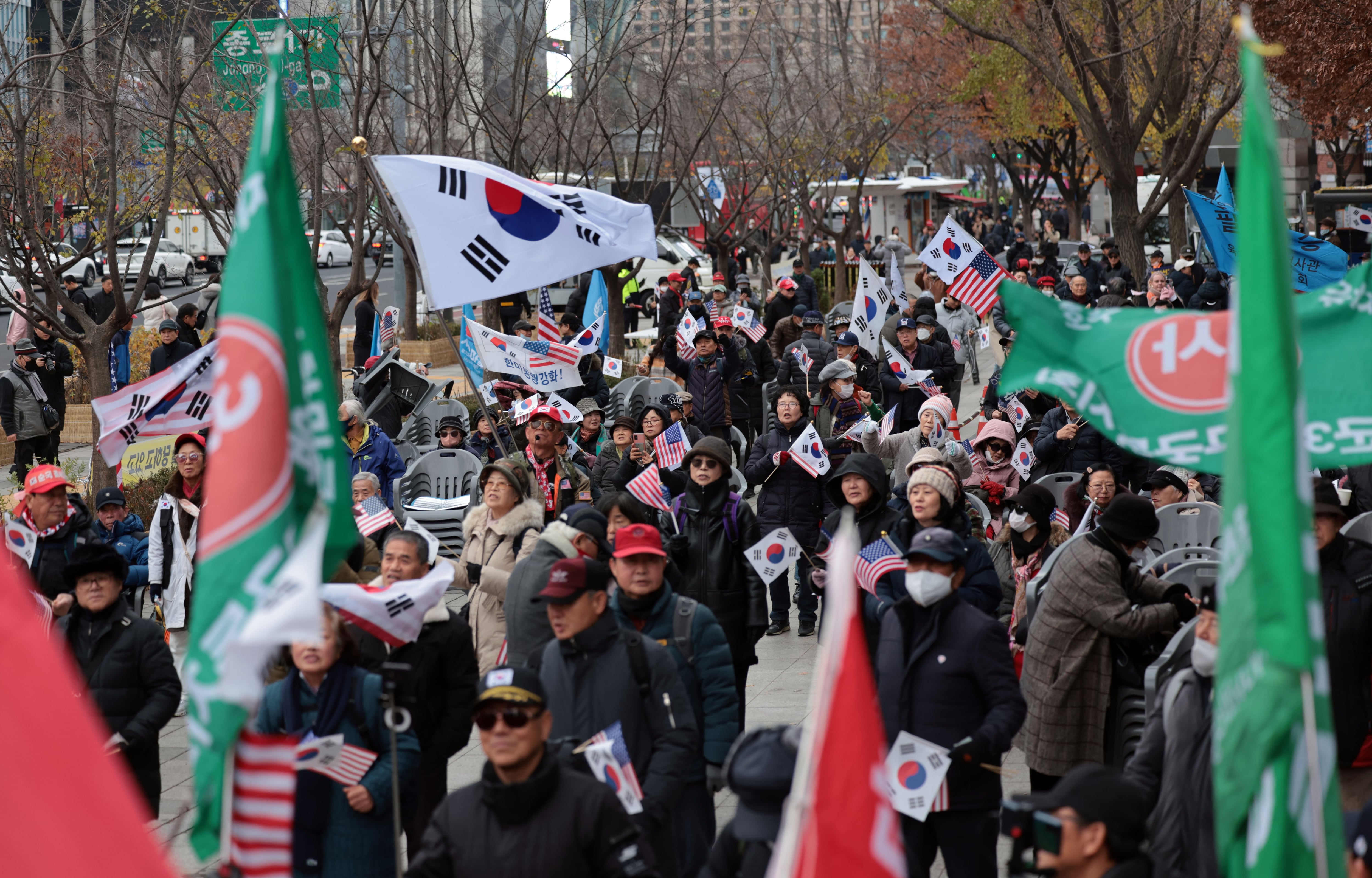  30일 오후 서울 종로구 동화면세점 앞에서 전국안보시민단체연합 등 회원들이 자유통일을 위한 주사파 척결대회를 하고 있다. /연합뉴스