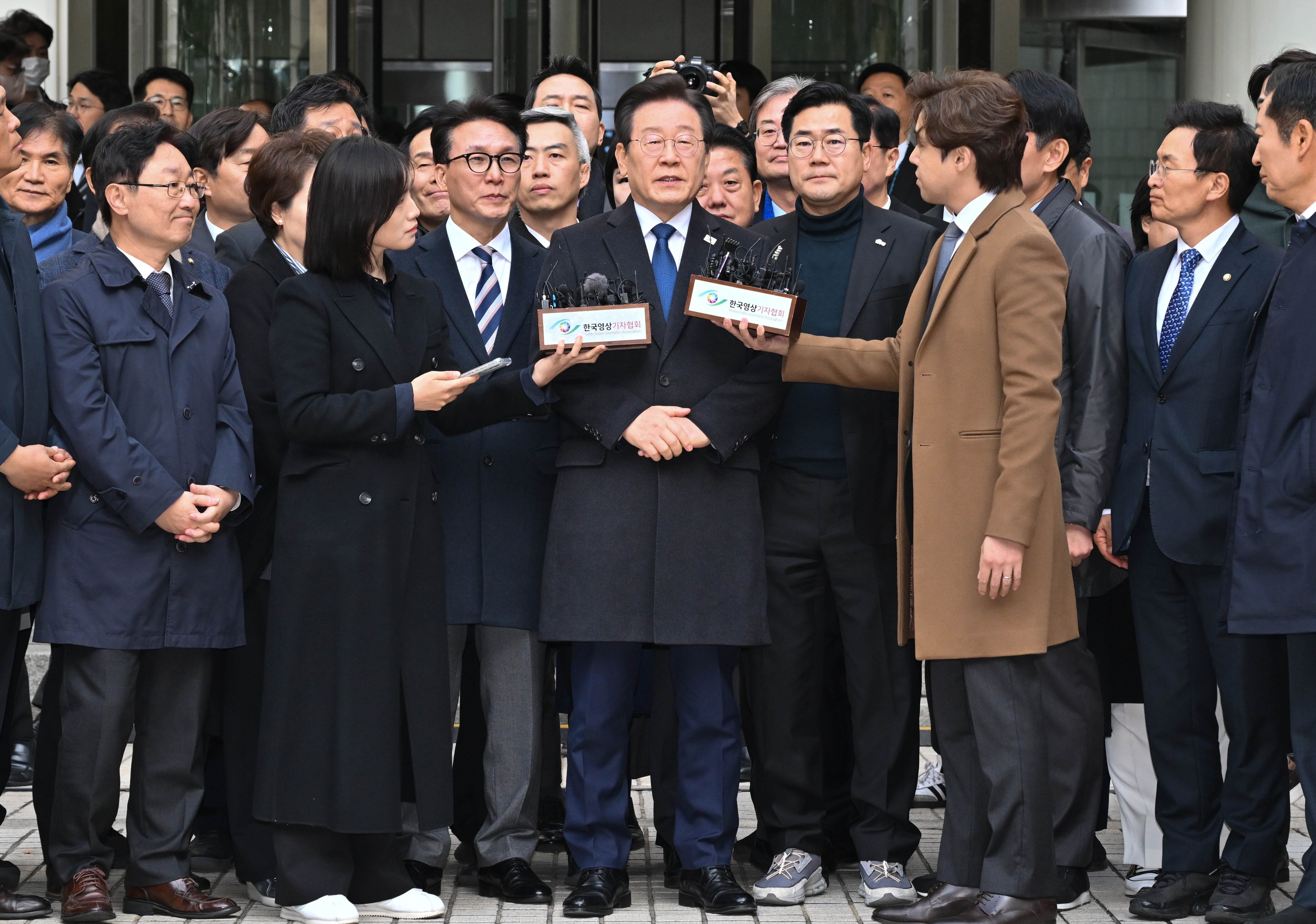 이재명 더불어민주당 대표가 25일 서울 서초구 중앙지방법원에서 열린 위증교사 혐의 1심에서 무죄를 선고 받은 후 법원을 나서고 있다. /뉴스1