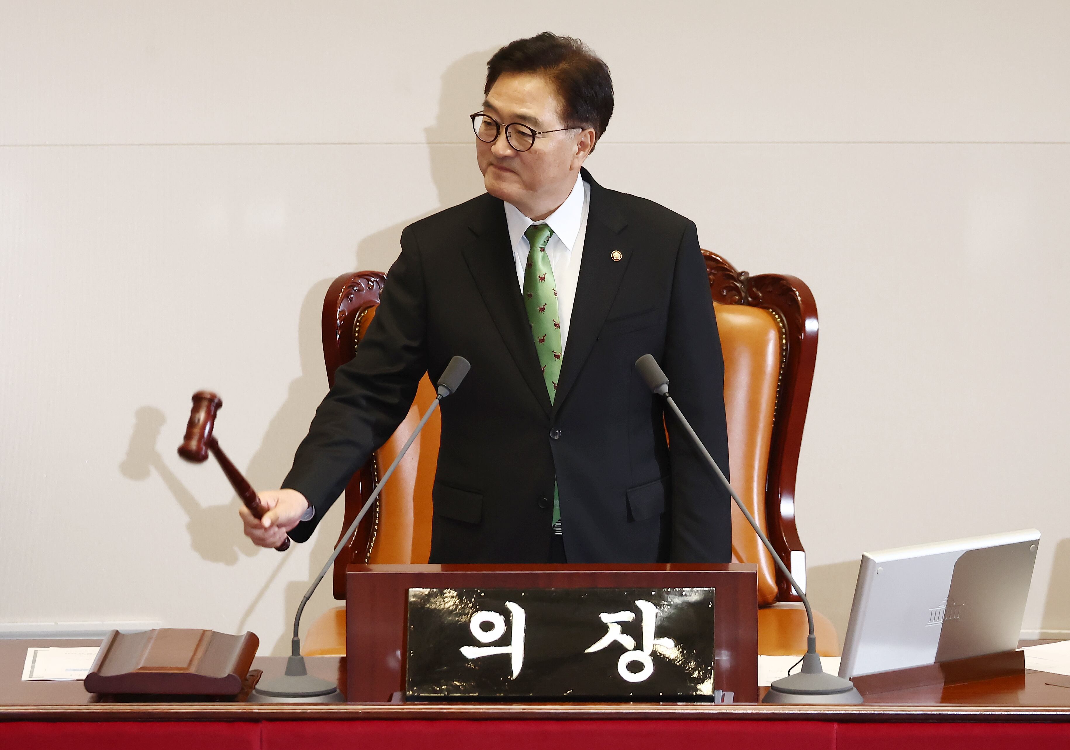 우원식 국회의장이 28일 오후 서울 여의도 국회에서 열린 제418회국회(정기회) 제13차 본회의에서 의사봉을 두드리고 있다. 뉴스1