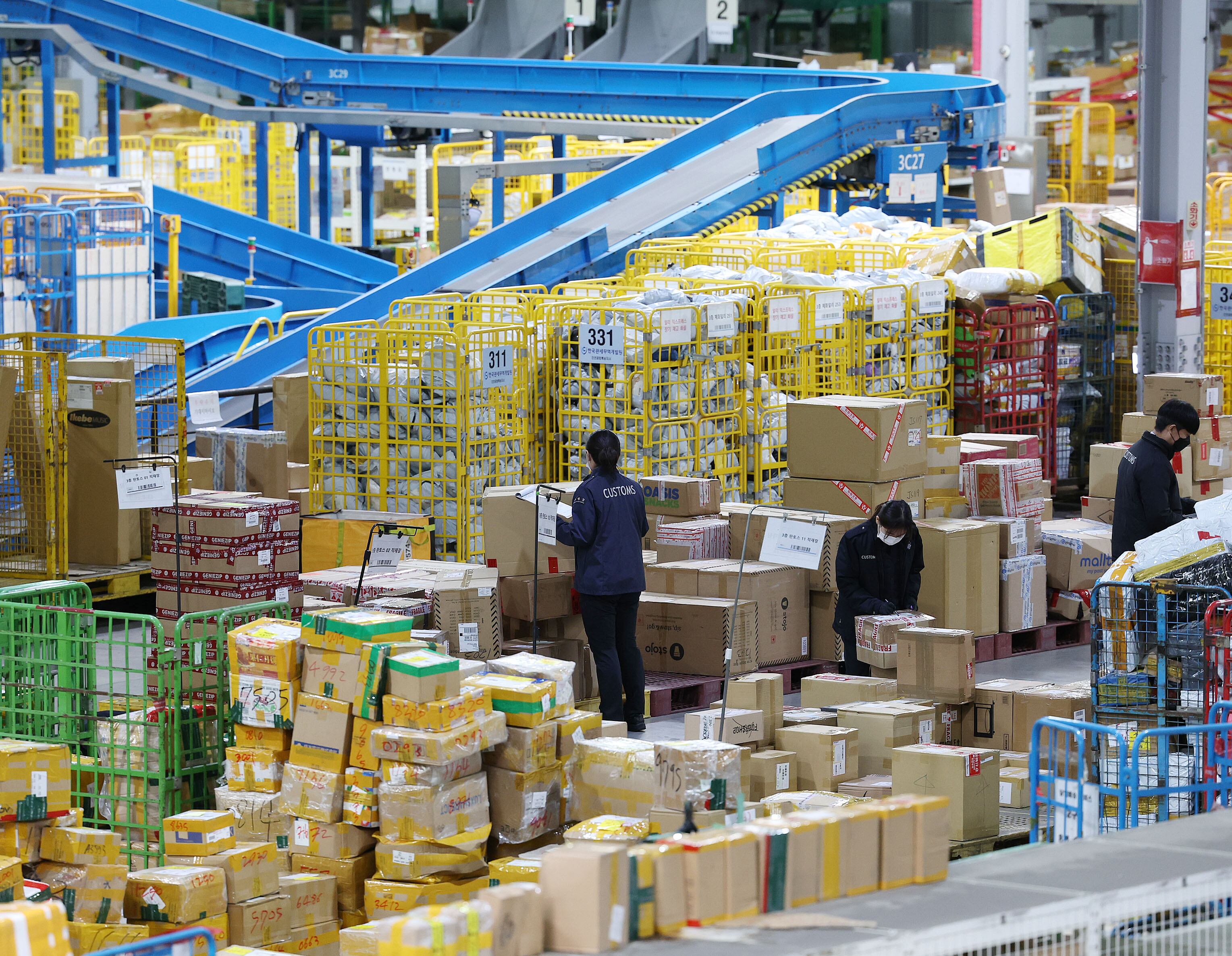블랙프라이데이를 앞두고 20일 인천시 중구 인천공항본부세관 특송물류센터에 직구물품들이 쌓여있다./연합뉴스 제공