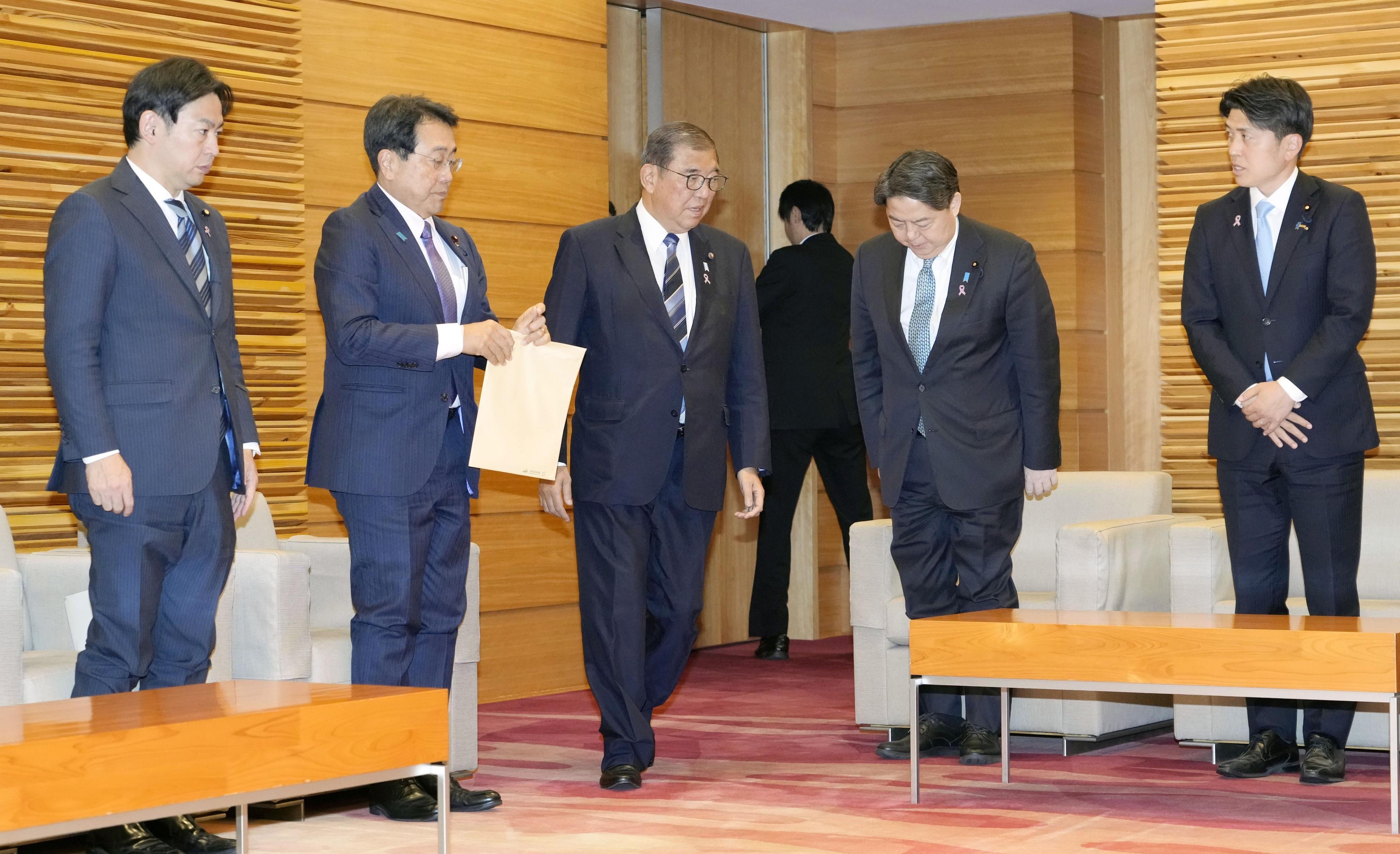 이시바 시게루 일본 총리가 지난 22일 경제 대책을 확정하기 위해 연 임시 각의에 입장하는 모습./연합뉴스