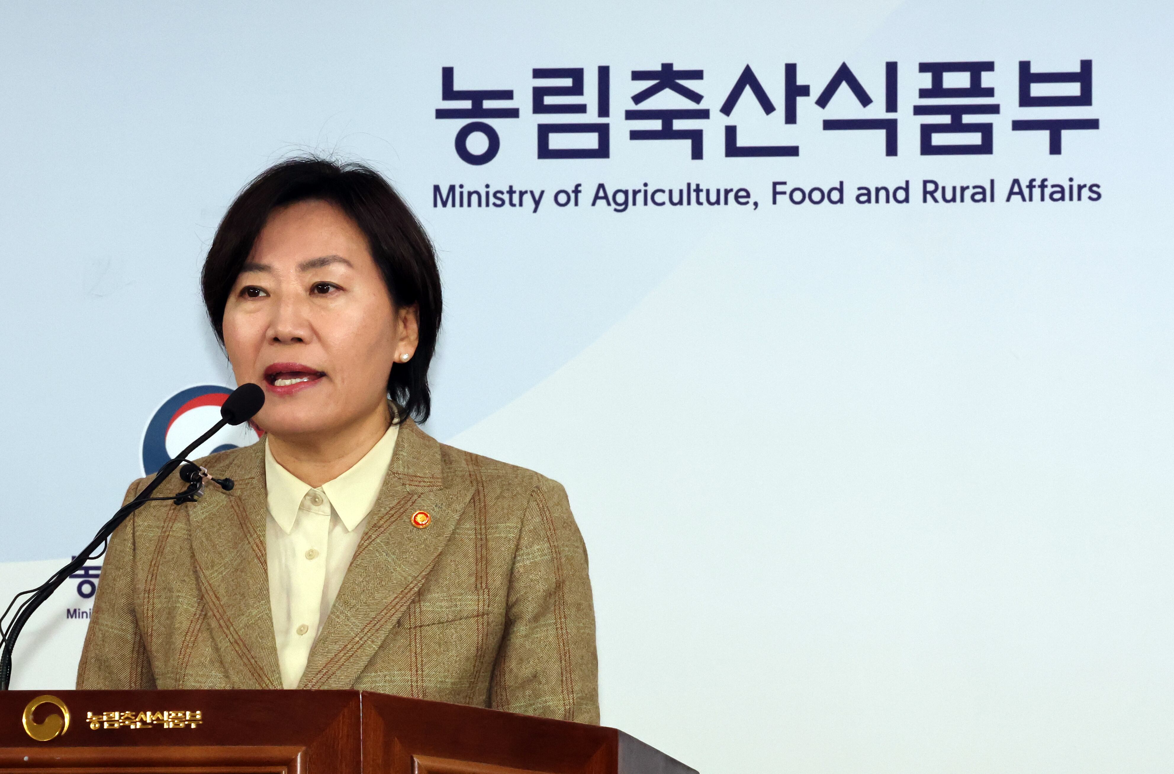 송미령 농림축산식품부 장관이 25일 오전 정부세종청사 농식품부 기자실에서 양곡법 등 쟁점 법안 4건의 국회 처리 동향 및 대응 계획에 관해 설명하고 있다. /연합뉴스