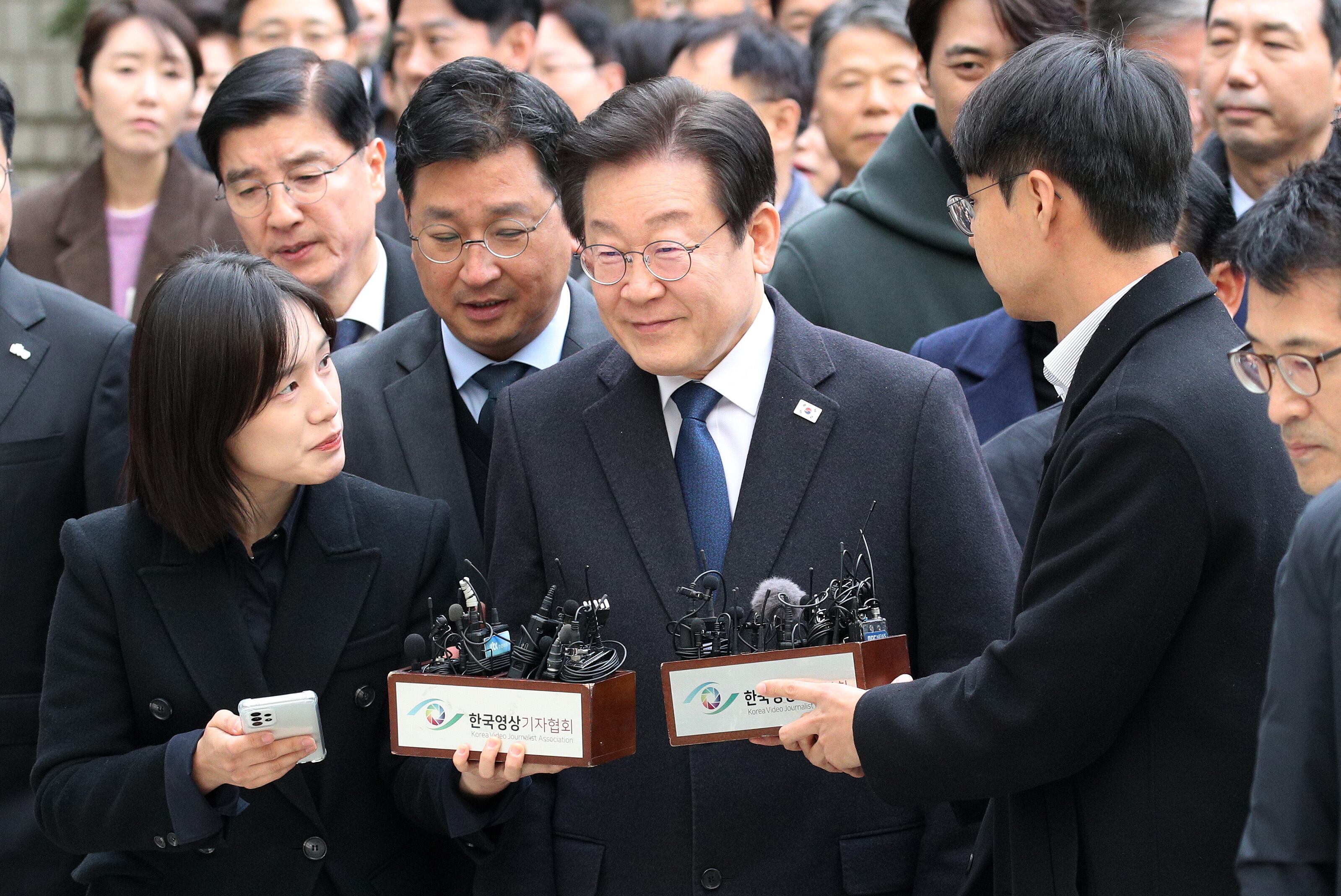 위증교사 혐의로 재판을 받는 이재명 더불어민주당 대표가 25일 서울 서초구 중앙지방법원에서 열린 1심 선고 공판에 출석하고 있다./뉴스1