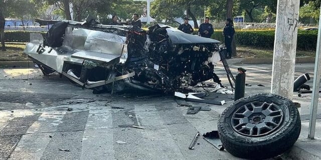 멕시코에서 전복 사고로 파손된 테슬라 사이버트럭. /엑스 캡처