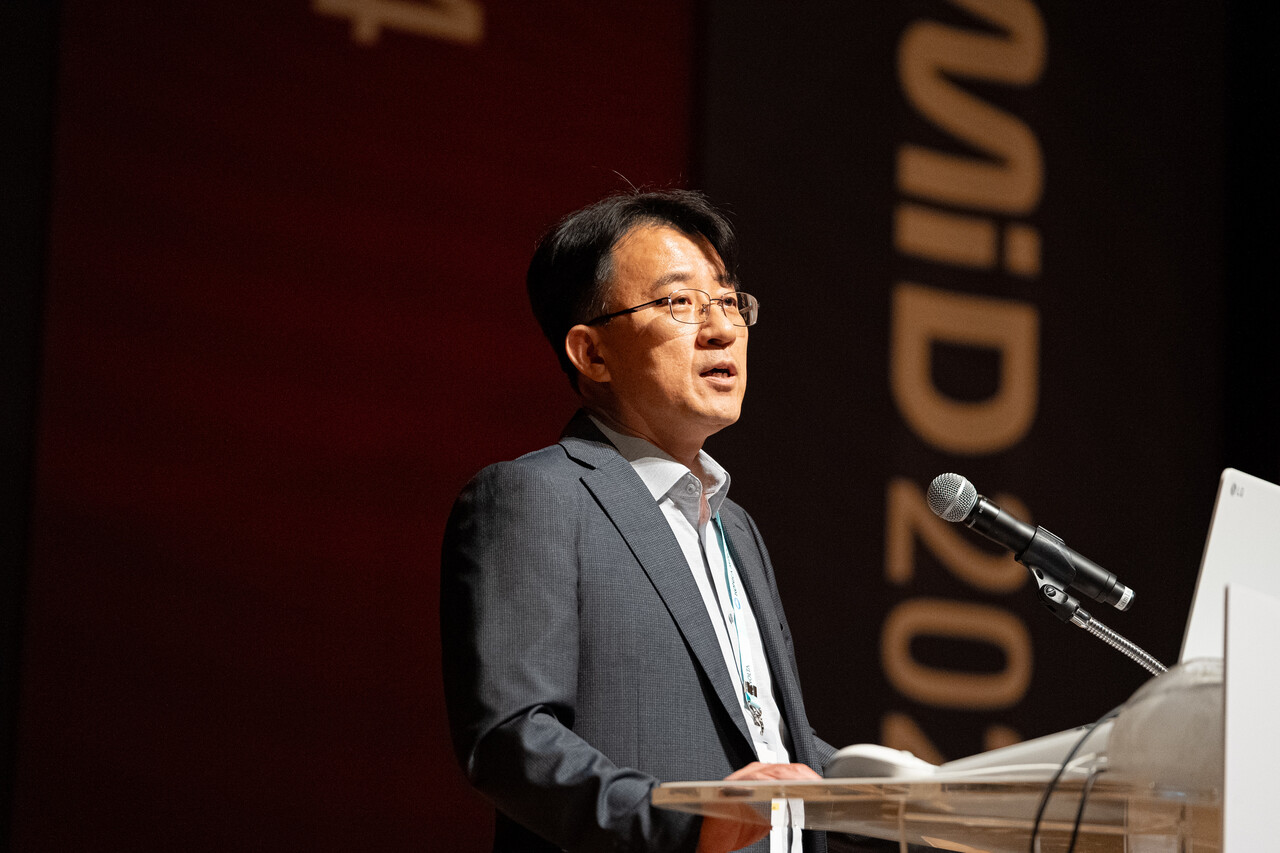 이청 삼성디스플레이 신임 대표이사(사장)가 8월 21일 제주에서 열린 'IMID 2024'에서 기조강연을 하고 있다. / 삼성디스플레이